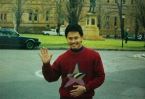 salah satu fotonya saat berada di Australia, tepatnya di Universitas tempatnya berkuliah